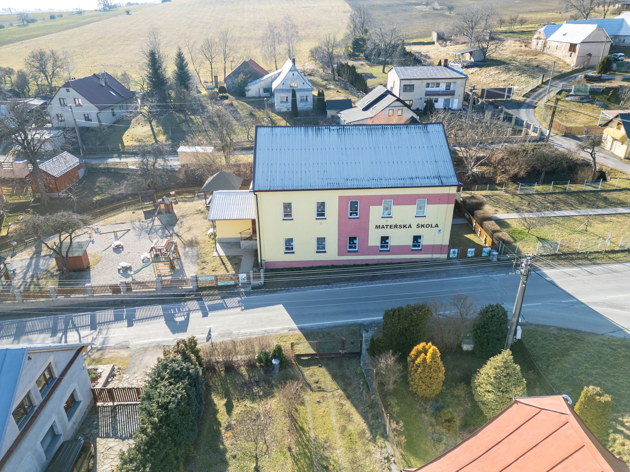 MŠ Horní Životice, pohled na přilehlé hřiště